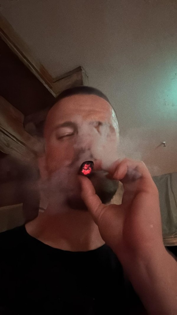 凯狮优配 首尝冠军滋味，拜仁后卫戴尔晒抽雪茄自拍照
